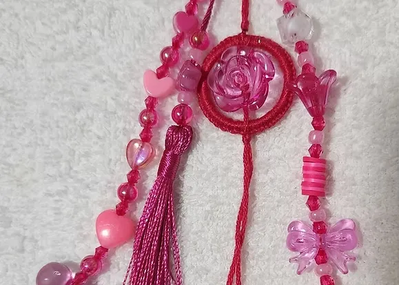 Colgante con flor en color rosado