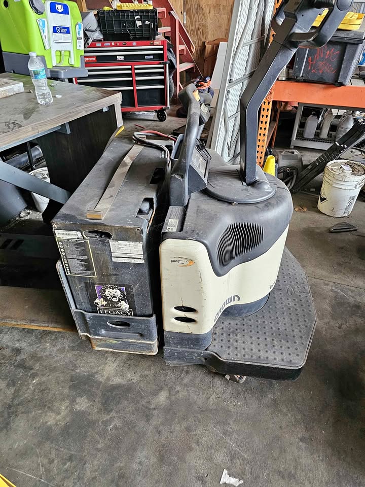 Crown PE Series Electric Pallet Jack – 24V Battery