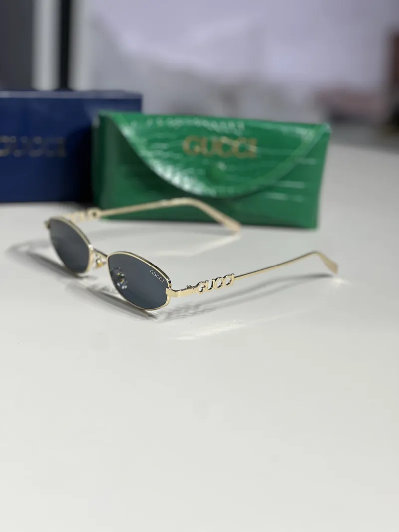 Gucci gold-toned metal frame