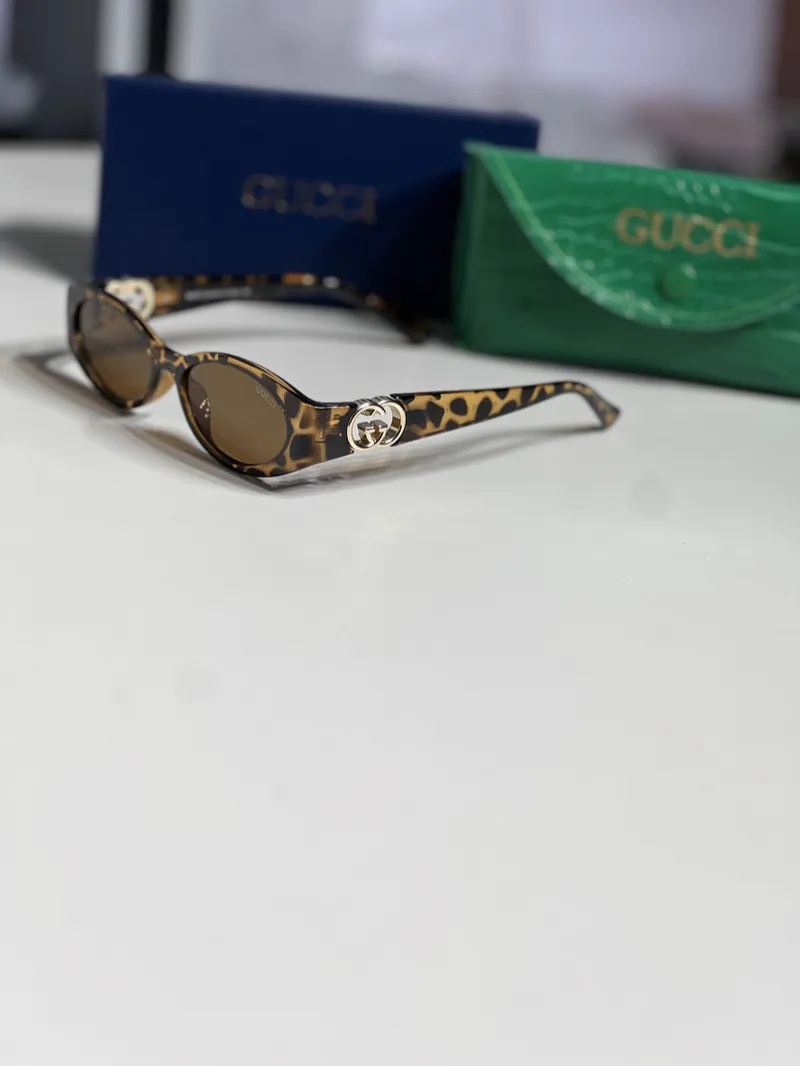Gucci oval tortoiseshell-Brown tinted