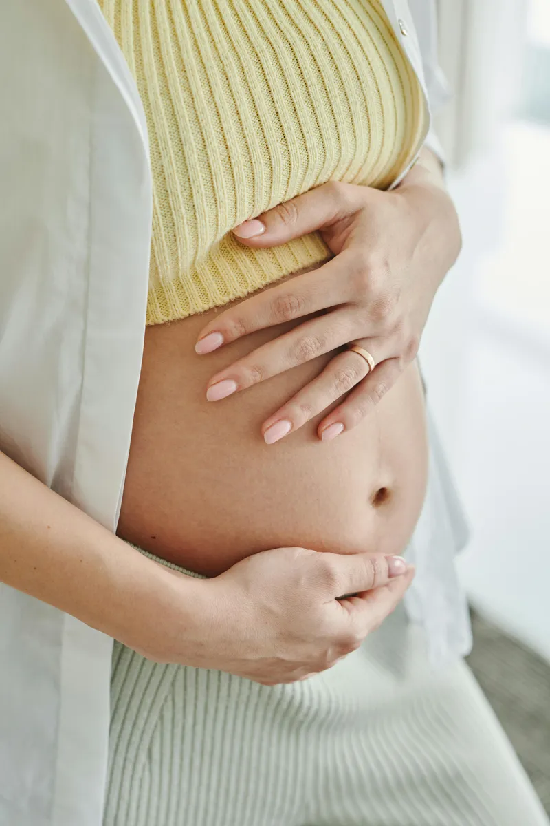Hände auf Babybauch