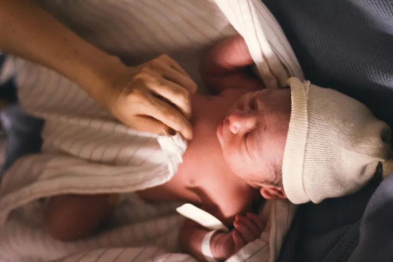 Neugeborenes auf der Brust der Mutter direkt nach der Geburt