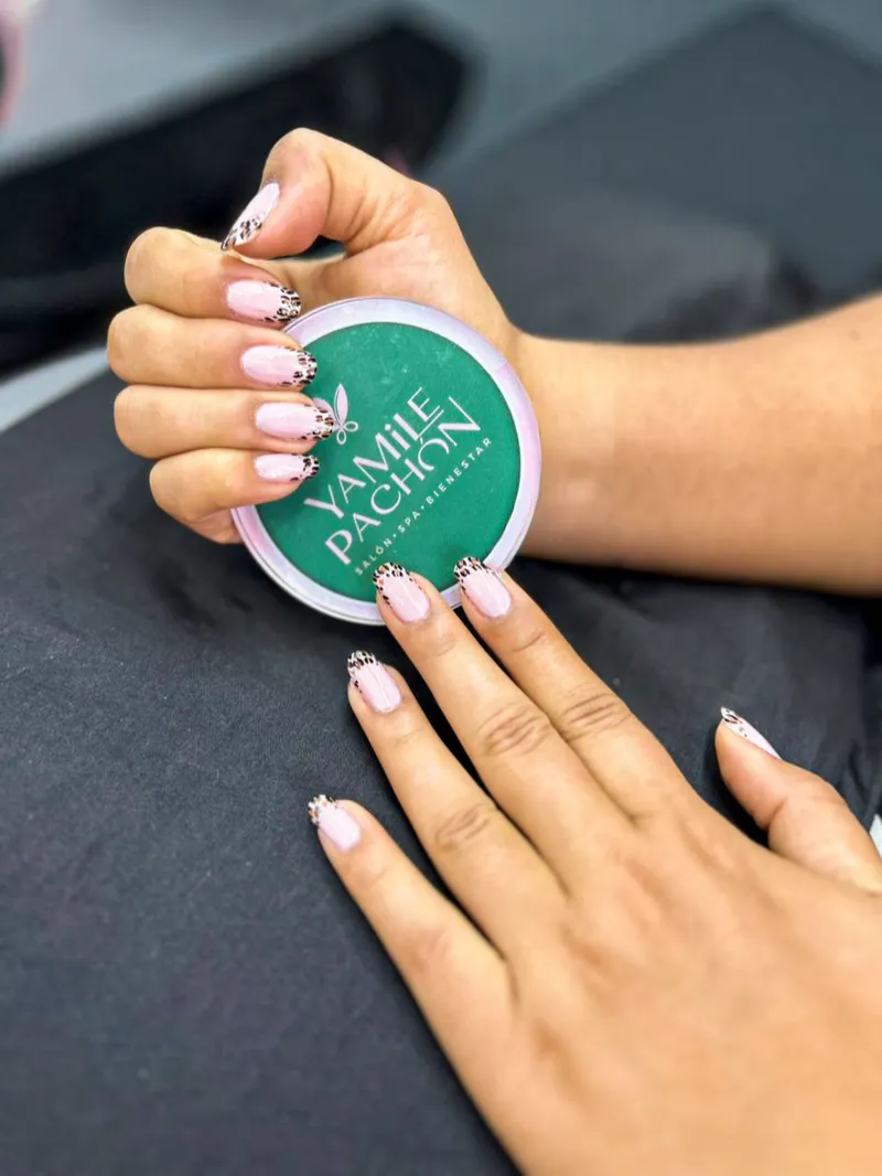 Manicure en tono natural
