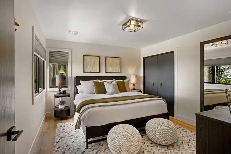 Bedroom 4 — King Bed
