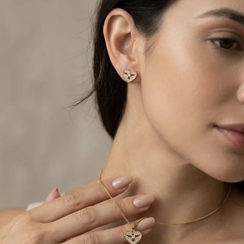Brinco Coração Espirito Santo Cravejado Banhado em Ouro 18k