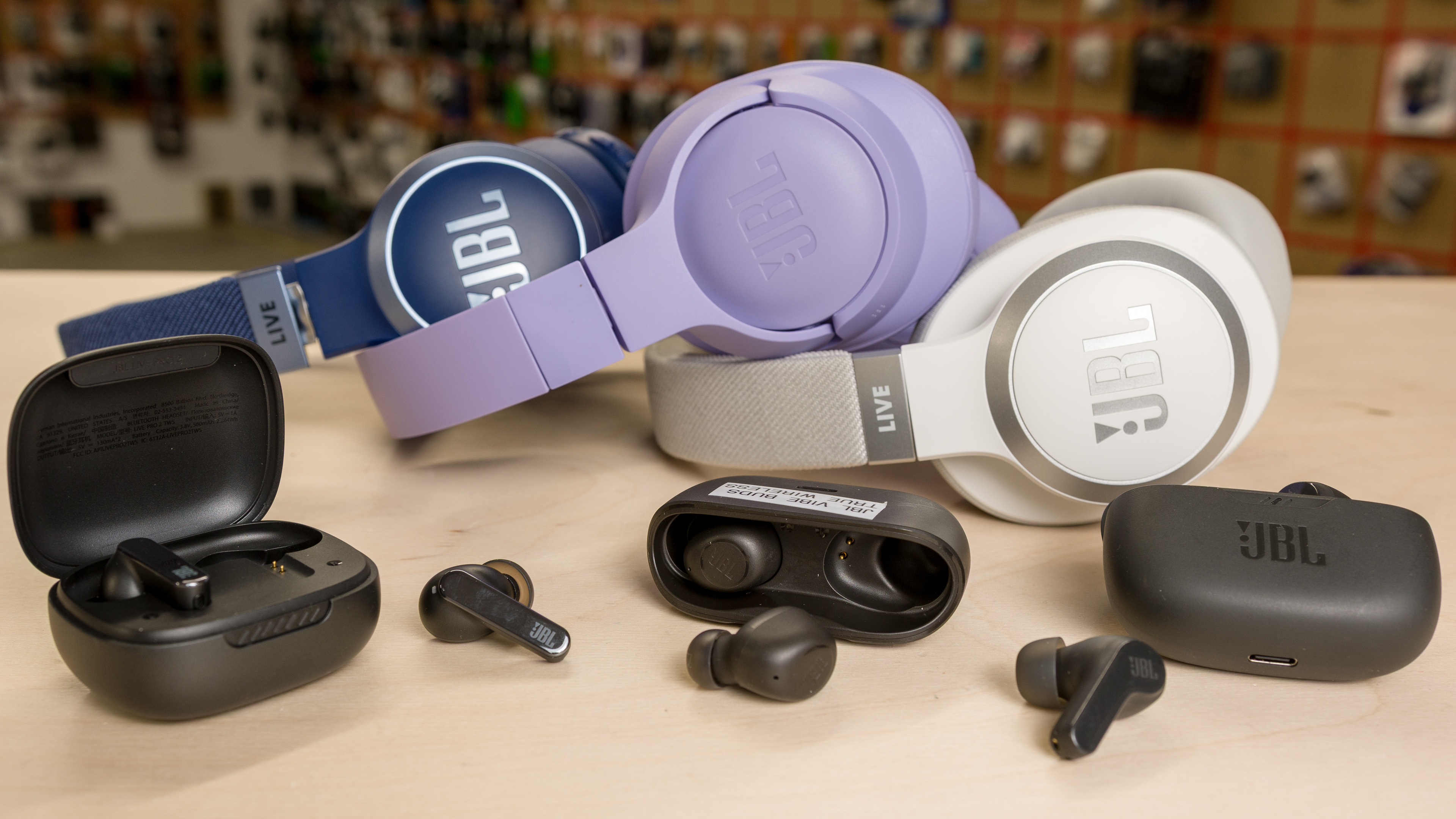 HEADPHONES & EARPHONES