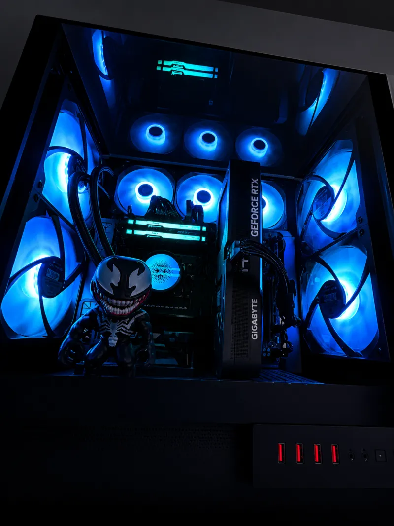 Custom Gaming PC/ Ryzen 7 9700X / 32GB/ 1TB NVMe/ RTX 5070 3X Fans