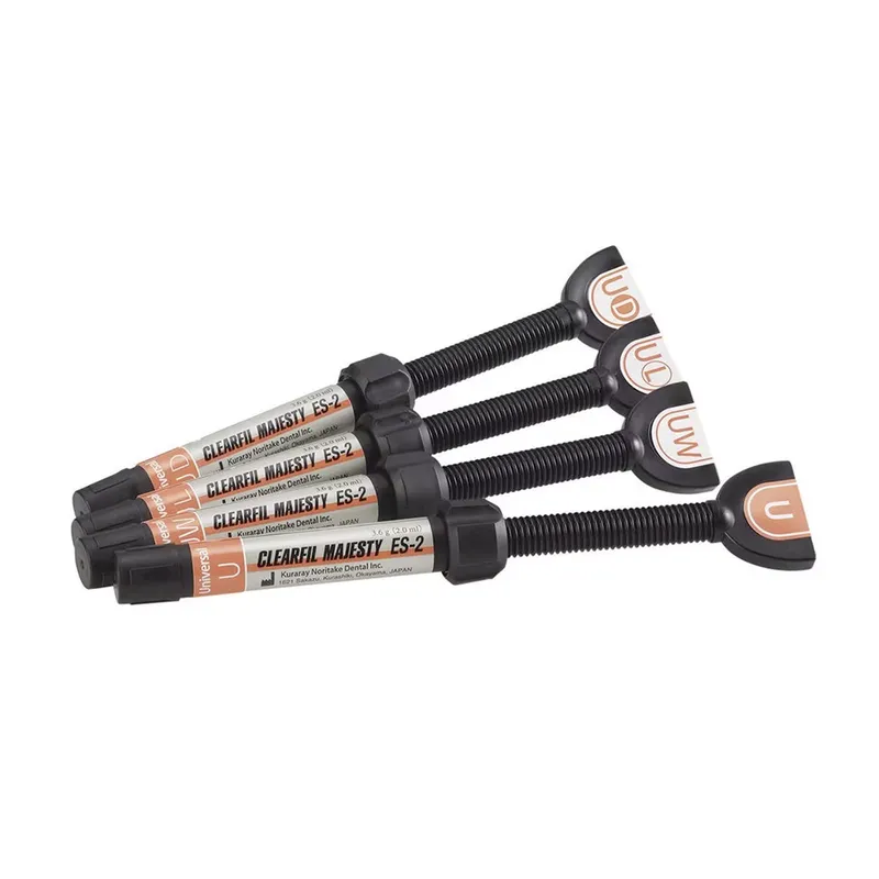 [A00165770] - CLEARFIL MAJESTY ES-2 UNIVERSAL U - SIRINGA 3,6g KURARAY