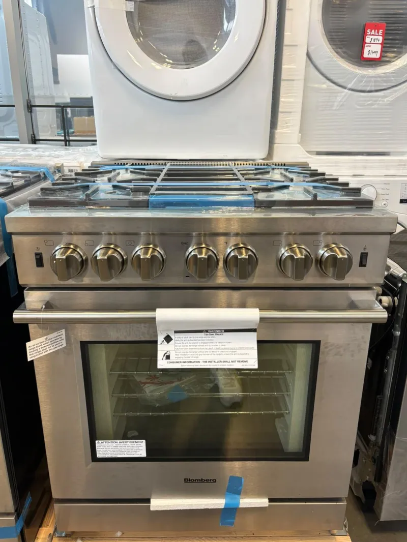Blomberg BDFP34550SS 30 Inch Pro Style Dual Fuel Range with 5 Sealed Burners Total, 2 20,000 BTU Wok Burners, Simmer Burner
