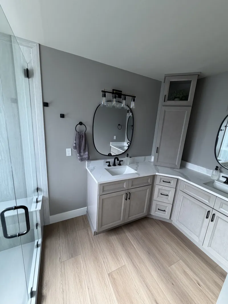 Double vanity with oval mirrors