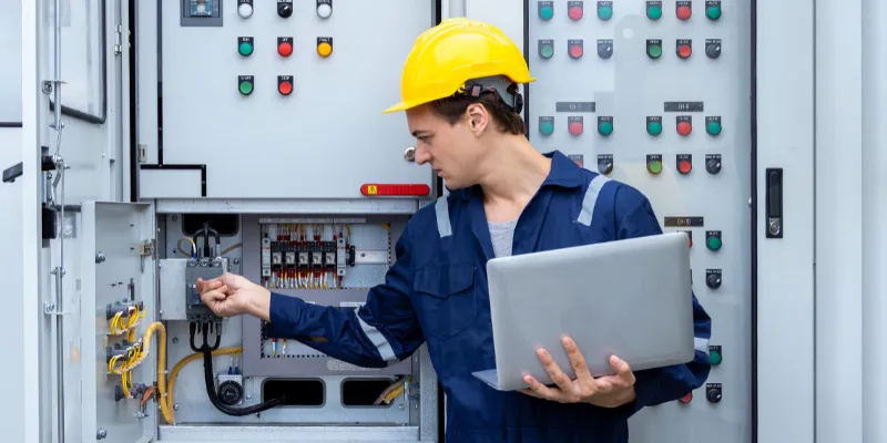 Curso NR 10  Segurança em Instalações e Serviços com Eletricidade (Reciclagem)