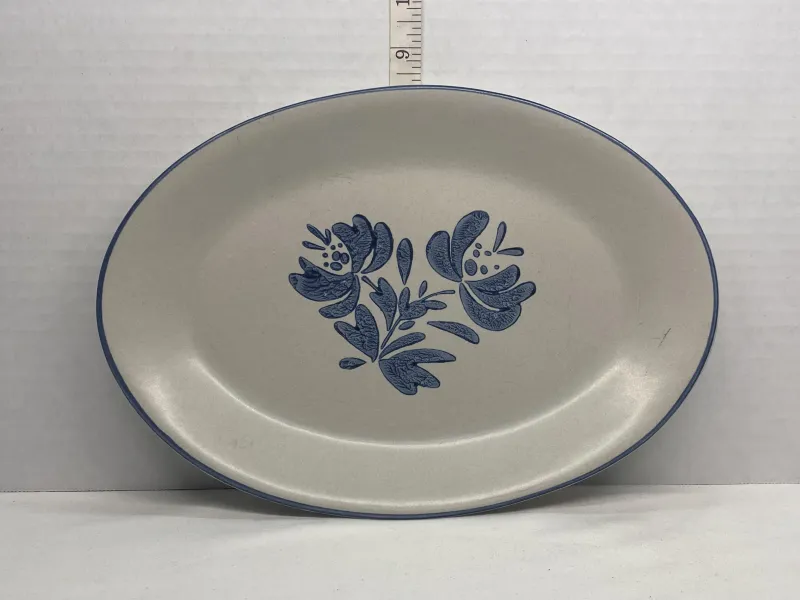 Add a touch of timeless charm to your table with this vintage Pfaltzgraff stoneware oval platter.