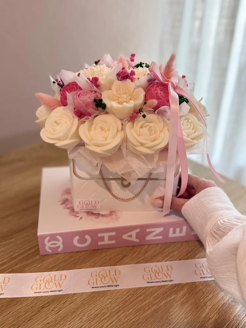 Cesta Floral de Velas Artesanales “Blush Elegance”
