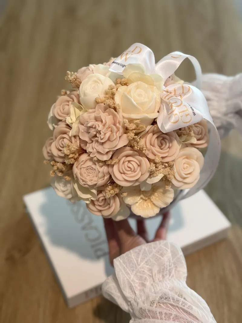 Bucket Floral de Cera – Blush Elegance.