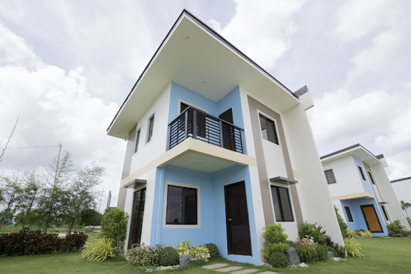 MANORS LOUISA 3BR SINGLE ATTACHED HOME WITH BALCONY IN GOLDEN HORIZON