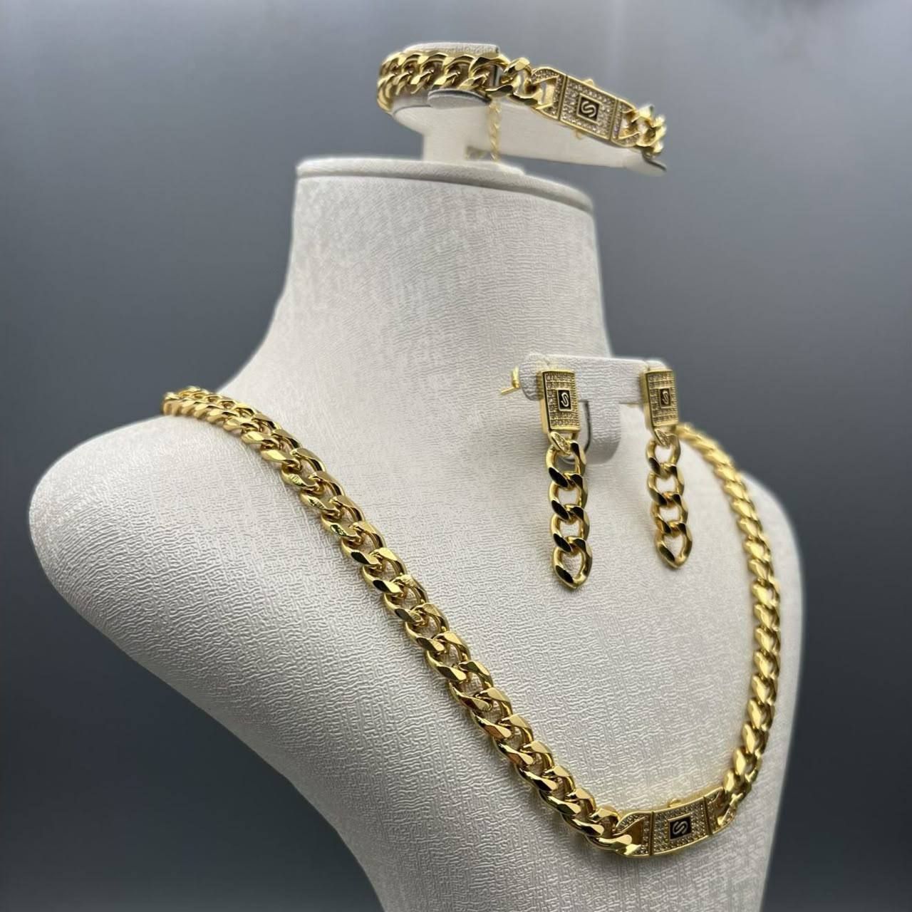 تألقي بأفخم طقم إي بي إم هاي ماستر (سلسال، حلق، وأسوارة) بتصميم ذهبي فخم في الإمارات | D-A32