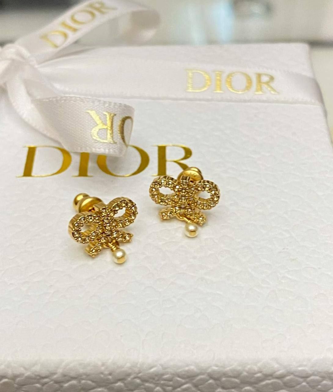 حلق ديور (Dior) كوبي ون الفاخر بتصميم الفيونكة واللؤلؤ | أناقة راقية تخطف الأنظار في الإمارات | D-A29