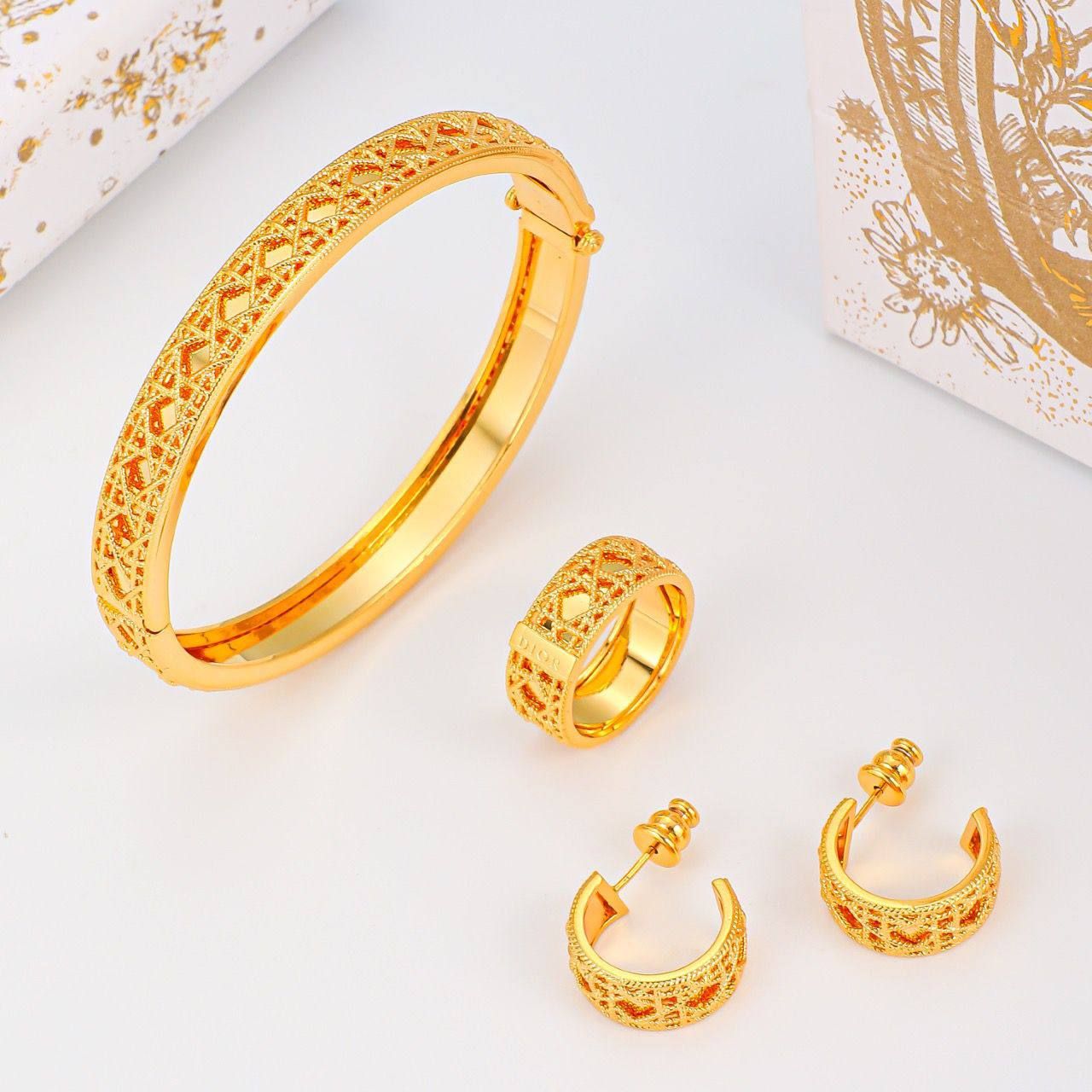 طقم ديور كاناج (هاي ماستر كوبي) - سوار وخاتم وأقراط بنقشة الدانتيل الهندسية الأيقونية | D-A29