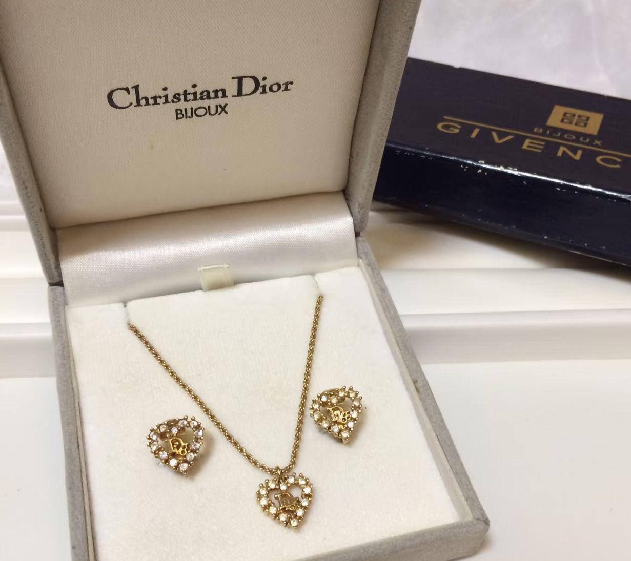 طقم ديور (Dior) كوبي ون المرصع بتصميم القلوب | فخامة وأناقة نسائية راقية في الإمارات | D-A29