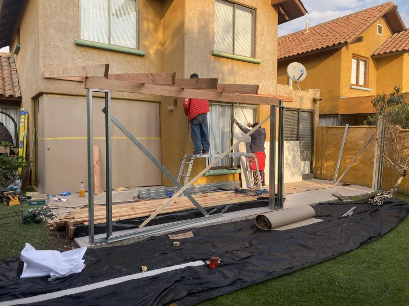 Maestros de Marvar levantando la estructura de una pérgola