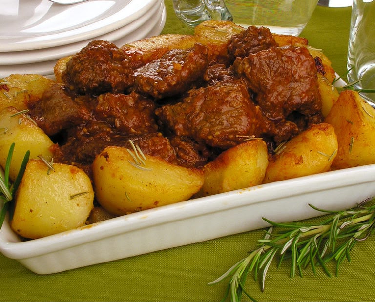  Slow-cooked beef with potatoes, rice and crispy onion farofa
