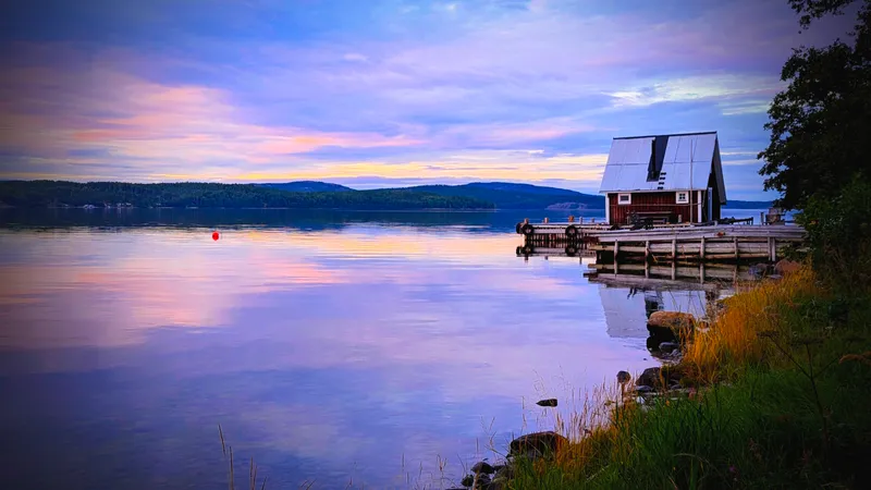 TRANQUIL LAKE SUNSET – BOATHOUSE REFLECTION LANDSCAPE (ID: 26090701)