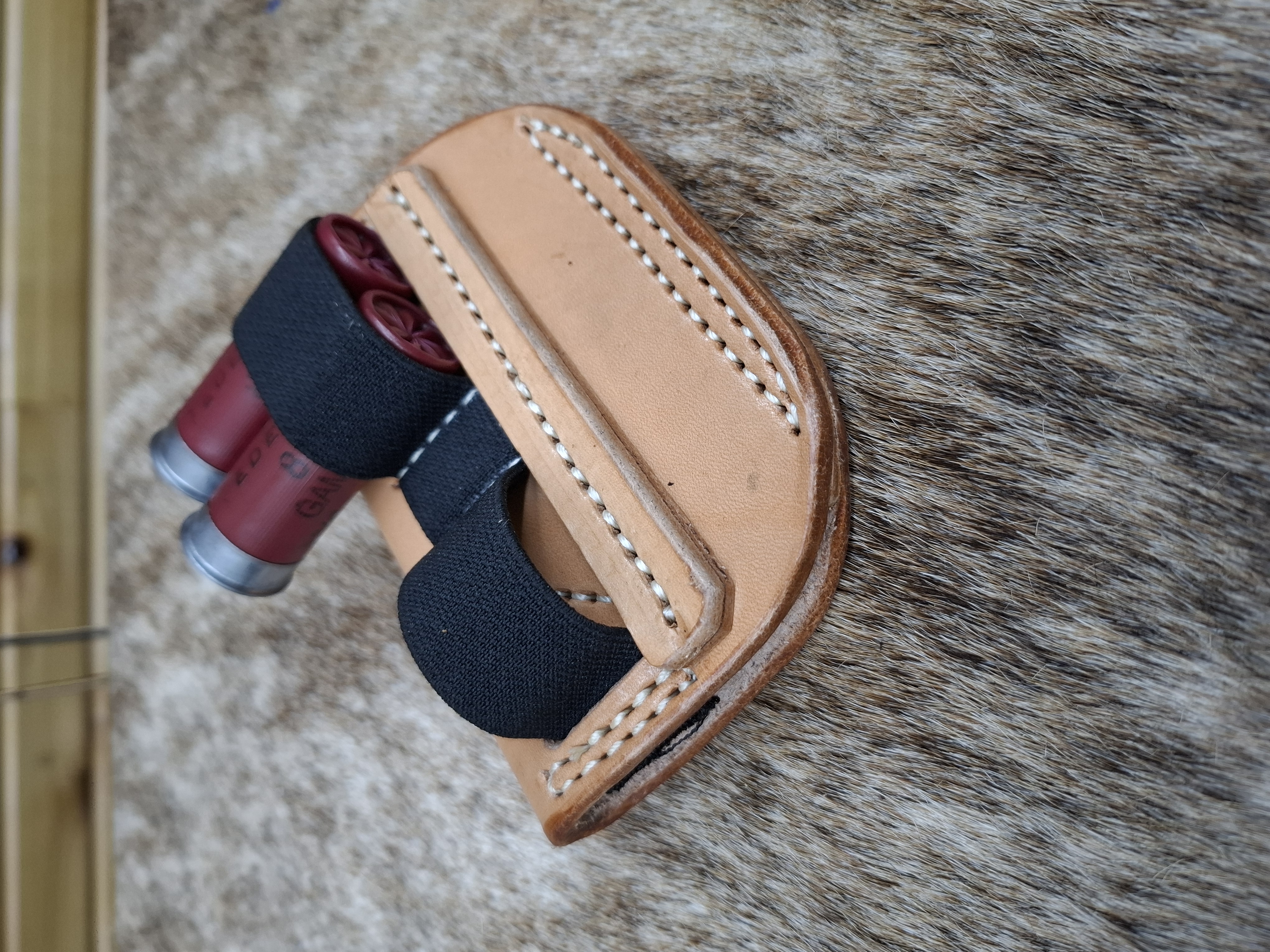 Elastic shotgun shell holder 