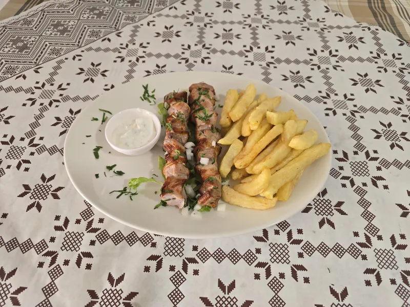 Pork souvlaki with chips