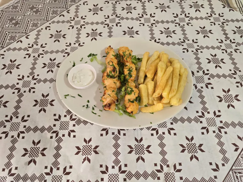 Chicken souvlaki with chips