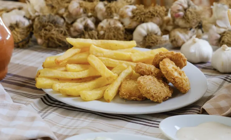 Chicken nuggets with chips (5 pieces)