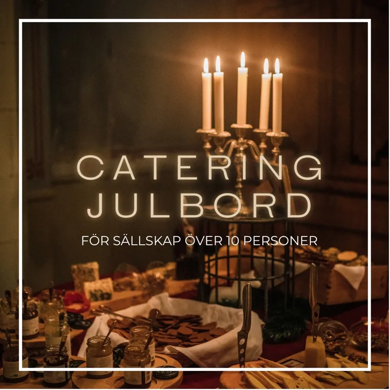 Julbord med ostar, pepparkakor och tända ljus i en kandelaber, med texten Catering julbord – för sällskap över 10 personer