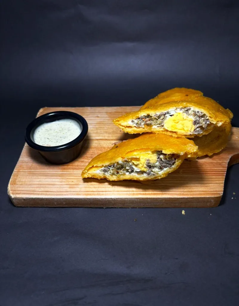 Arepa de huevo y carne frita 