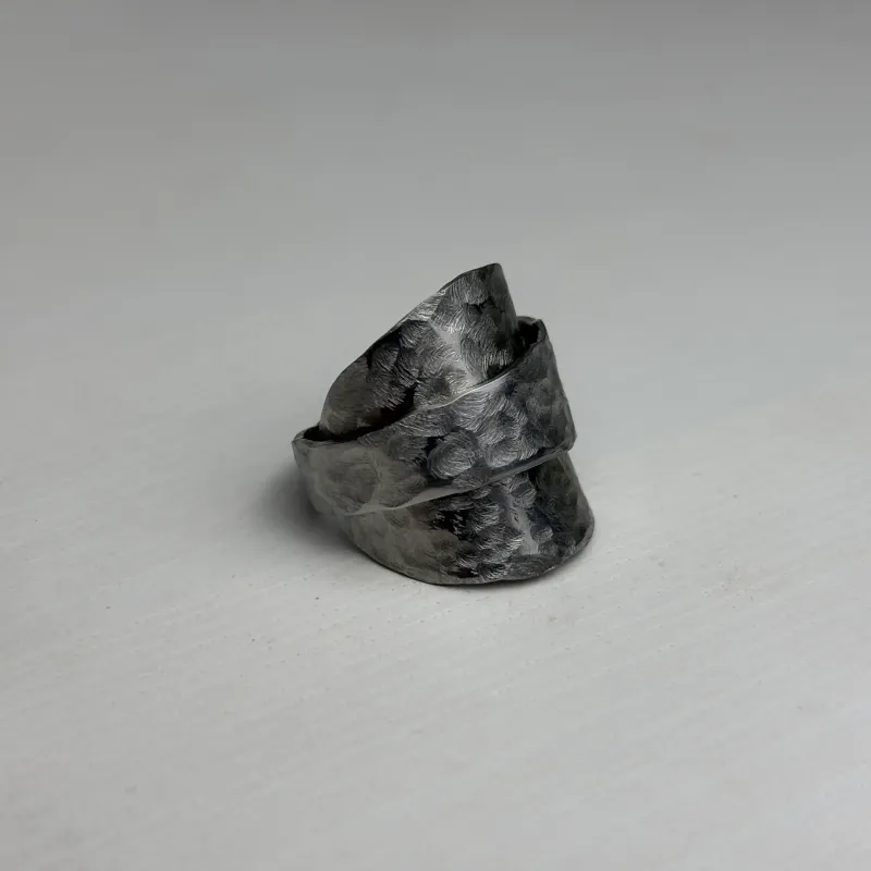 Balthasar – Gehämmerter Sattelring aus Vintage-Edelstahl