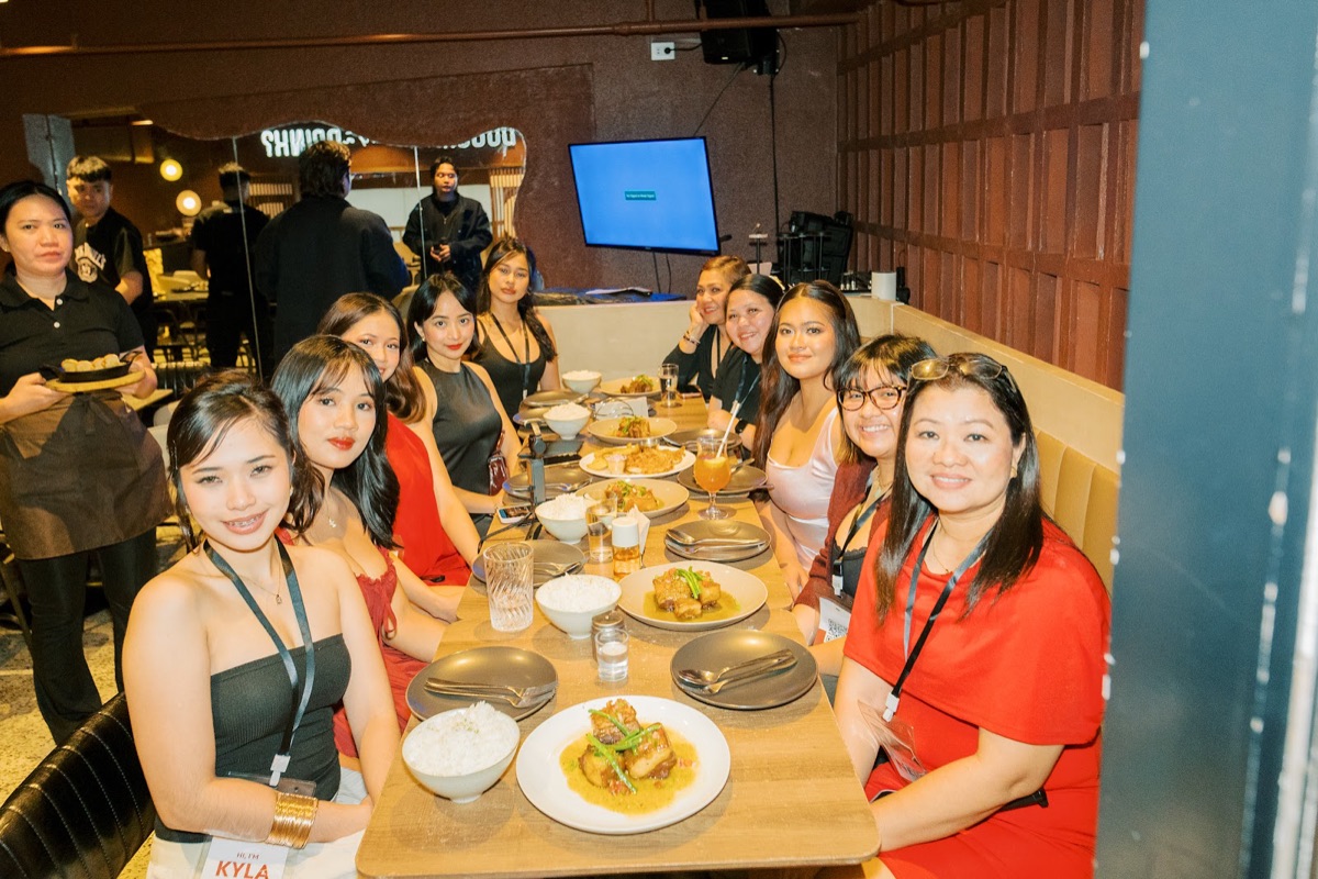 FWIB members smiling around one long dinner table