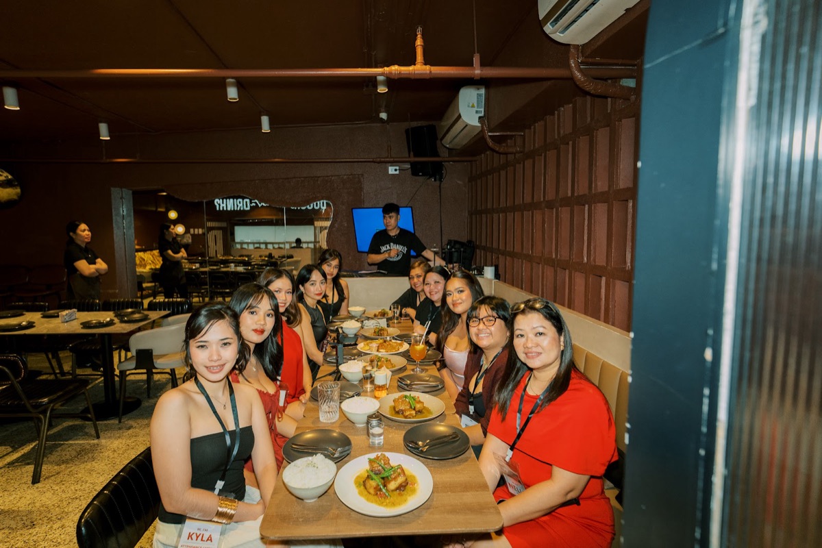 A full table of FWIB members at the Connection Dinner