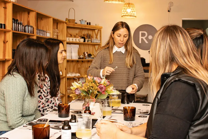 Taller Presencial Velas en Navidad : Tu Primer Paso Hacia Algo Propio