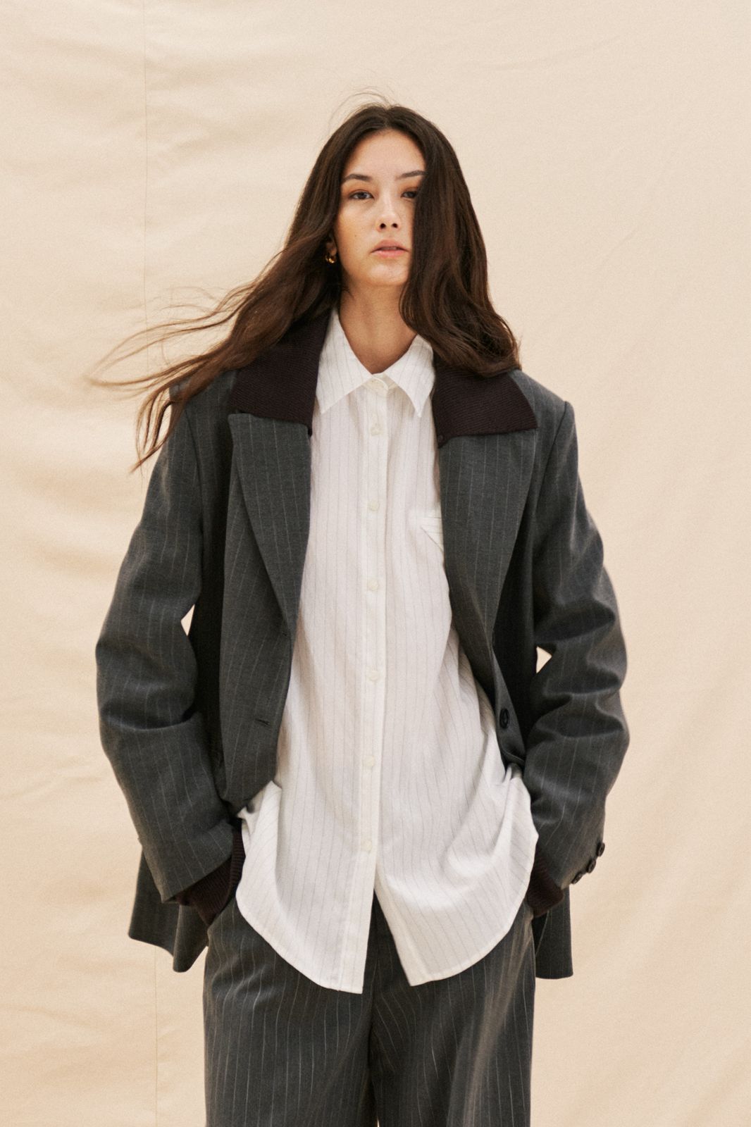 CLASSIC WHITE STRIPED BUTTON-UP SHIRT WITH A RELAXED FIT