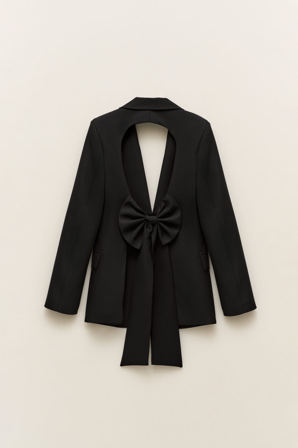 ELEGANT BLACK SUIT SET FEATURING A TAILORED BLAZER WITH A STRIKING OPEN-BACK DESIGN