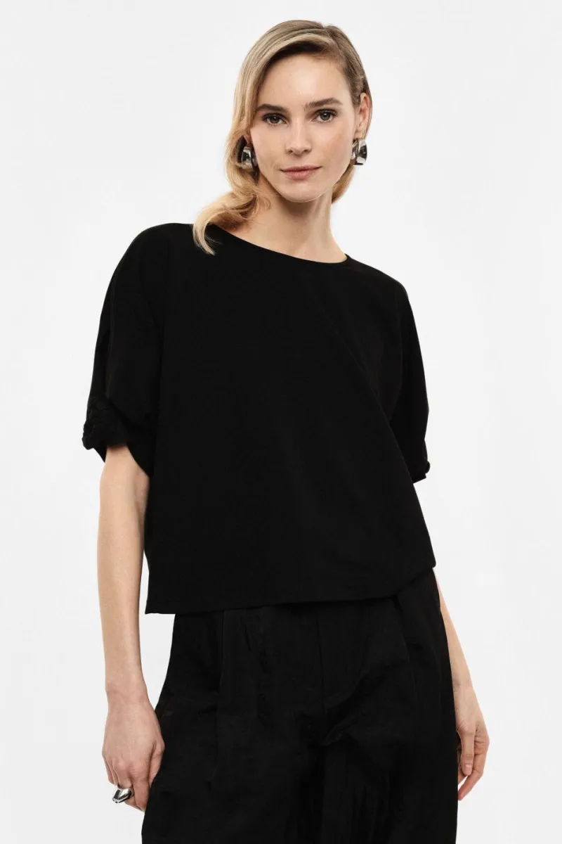 BLACK WIDE TOP WITH SHORT SLEEVES AND DRAPED DETAIL