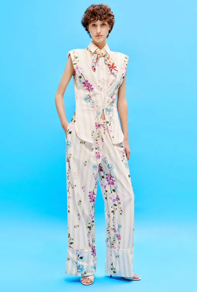 A SLEEVELESS TAILORED TOP WITH SOFT STRIPES AND FLORAL PRINTS 