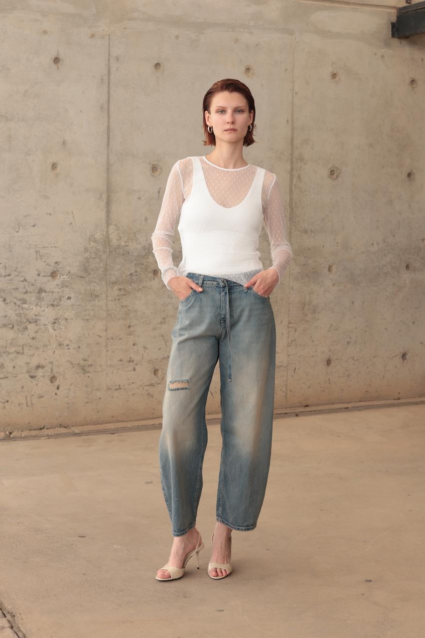 BALOON FIT WITH ADJUSTABLE BELT AND RIP DETAIL