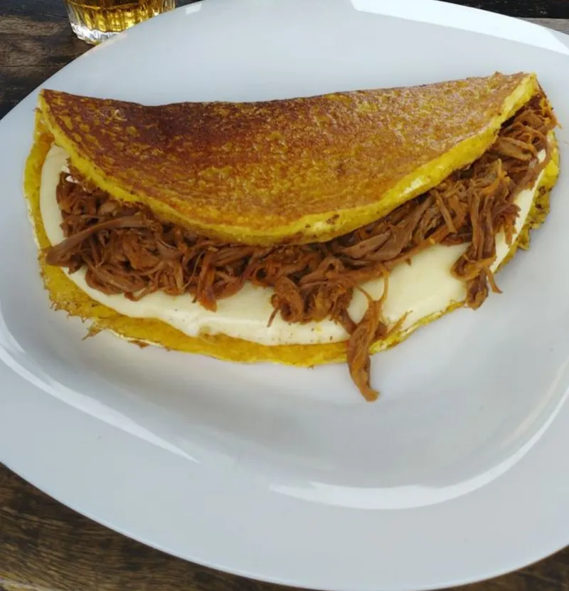 Cachapa Completa (Queso, Jamón y Mechada)