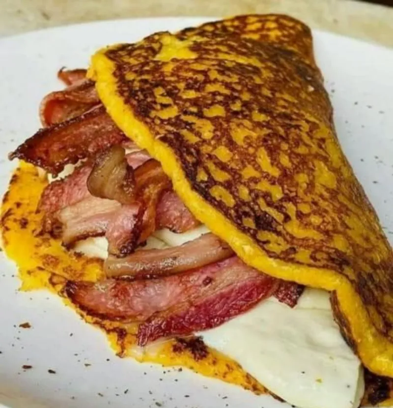 Cachapera (Queso, Jamón, Bacon y Salsa de Maíz)