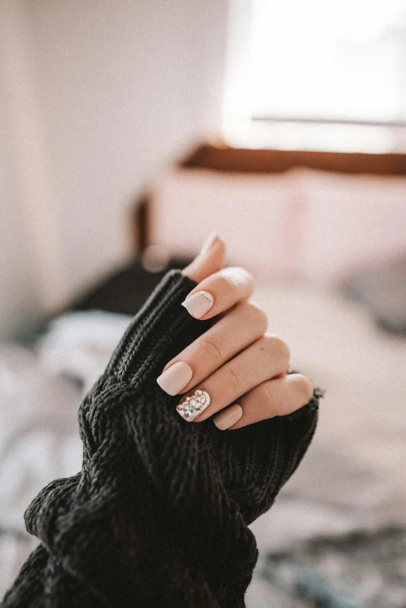Manicure nude con decorazione floreale, dalla galleria Fashion Nails