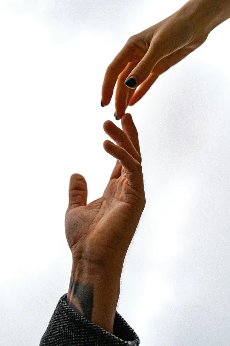 Due mani si sfiorano nella fotografia della manicure uomo