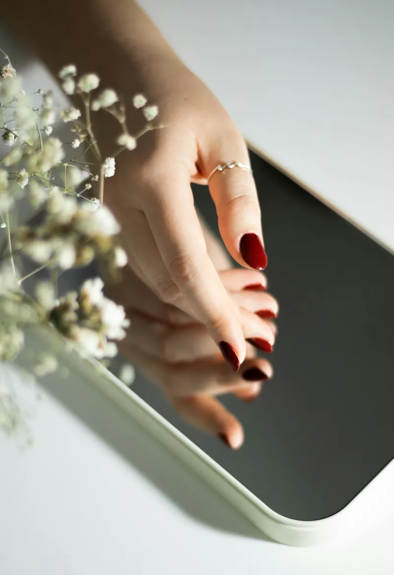 Manicure rossa riflessa in uno specchio, dalla galleria Nail Deco