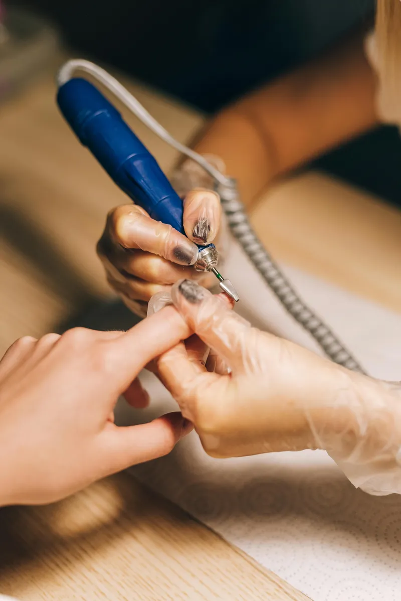 Lavorazione delle unghie con uno strumento per manicure