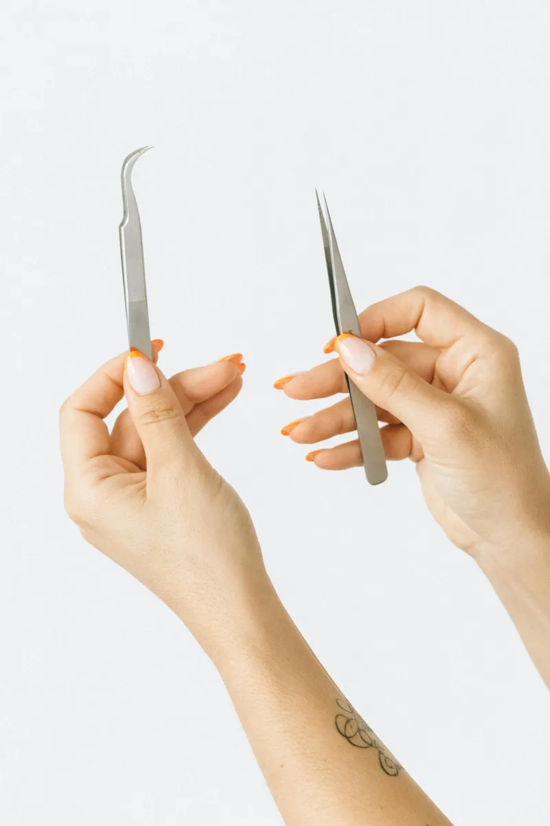 Mani che impugnano strumenti per la cura estetica delle unghie