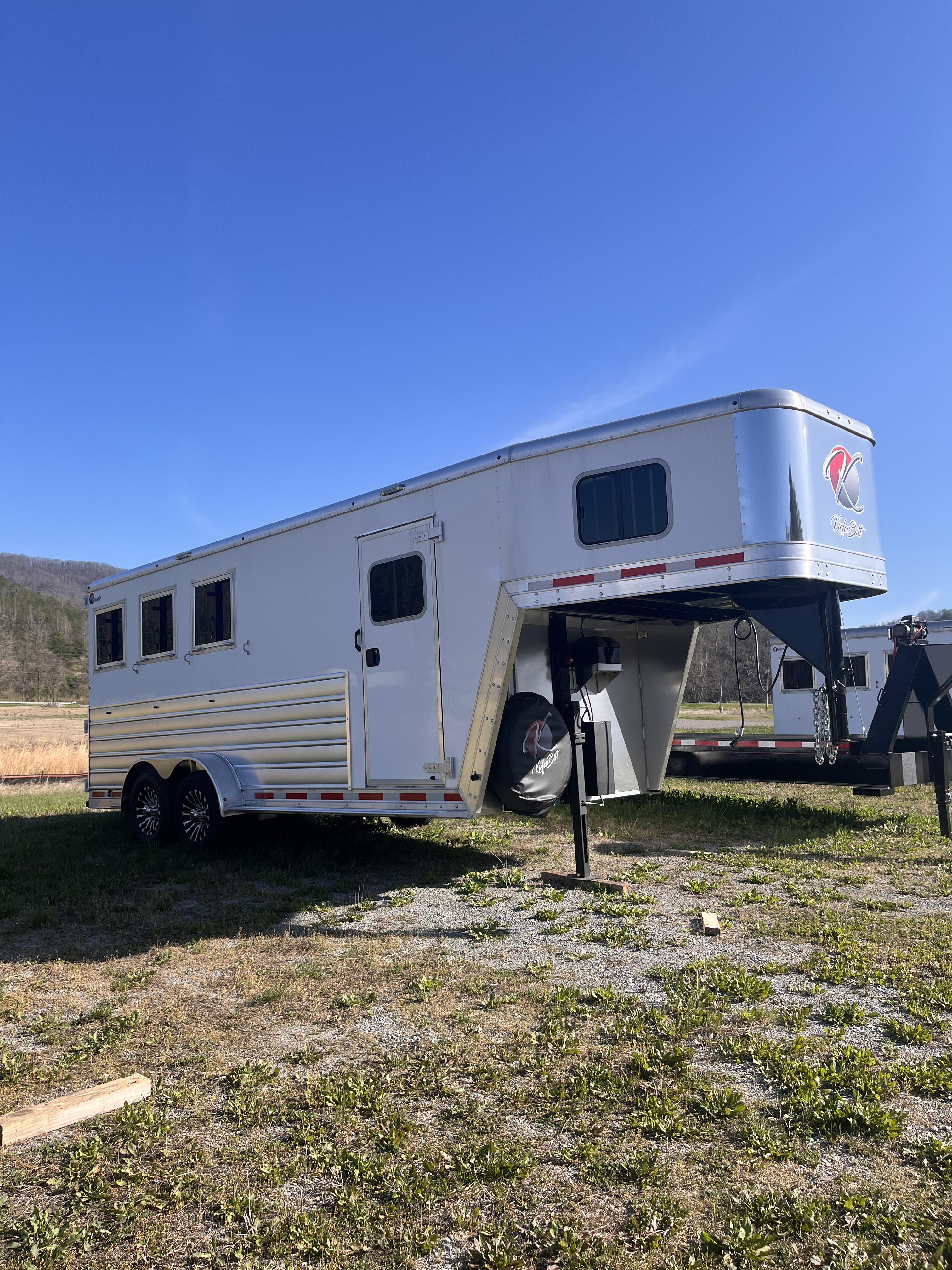 2026 Genesis 20' Slant Load Gooseneck (3 horse) - White