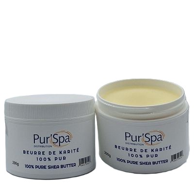 Beurre de karité pur. Couleur beige-jaune naturelle avec son odeur caractéristique.